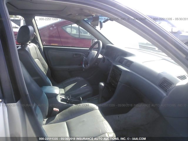 4T1BF28KXYU110093 - 2000 TOYOTA CAMRY LE/XLE Grau Foto 5
