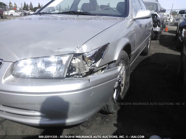 4T1BF28KXYU110093 - 2000 TOYOTA CAMRY LE/XLE Grau Foto 6