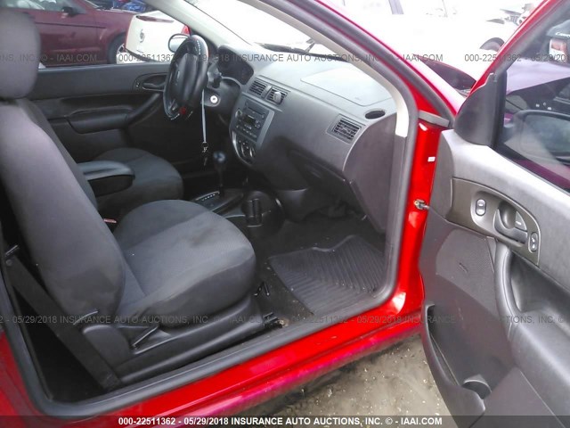 3FAFP31N65R162178 - 2005 FORD FOCUS ZX3 RED photo 5