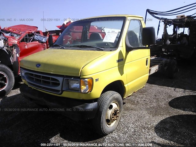 1FDWE37L3WHA96659 - 1998 FORD ECONOLINE E350 CUTAWAY VAN YELLOW photo 2