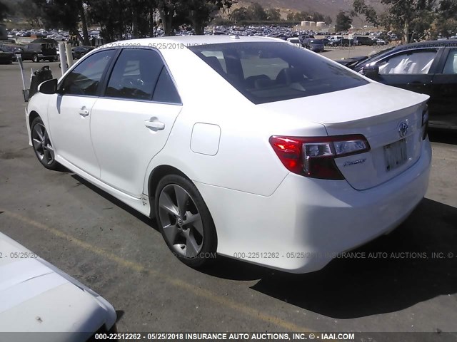 4T1BF1FK3CU627659 - 2012 TOYOTA CAMRY SE/LE/XLE WHITE photo 3