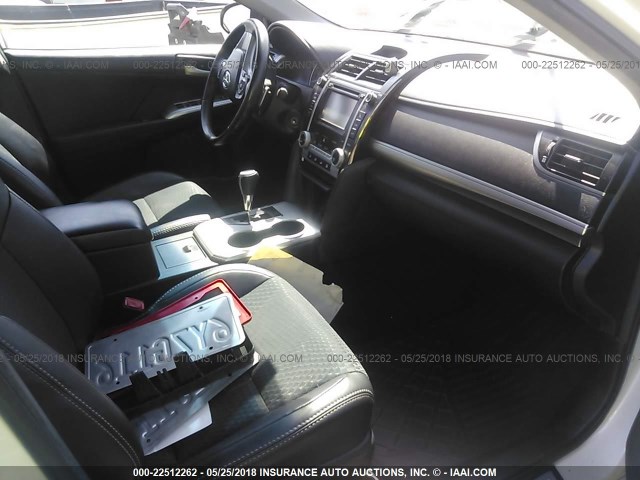 4T1BF1FK3CU627659 - 2012 TOYOTA CAMRY SE/LE/XLE WHITE photo 5