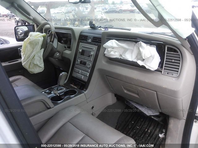 5LMFU28517LJ13449 - 2007 LINCOLN NAVIGATOR WHITE photo 5
