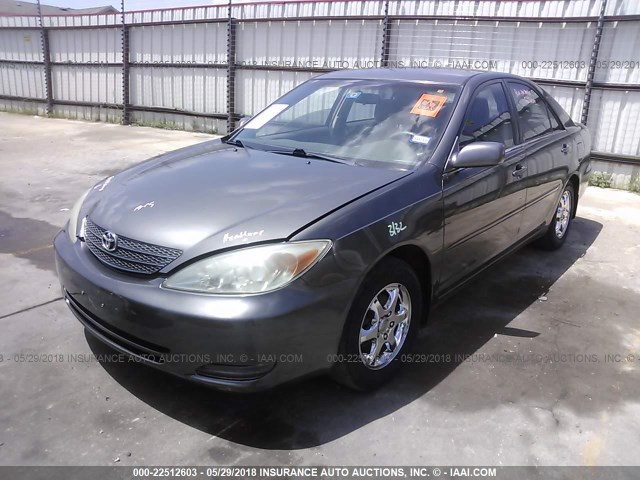 4T1BE32K03U774557 - 2003 TOYOTA CAMRY LE/XLE/SE ნაცრისფერი ფოტო 2