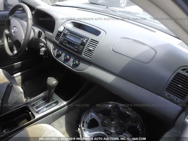 4T1BE32K03U774557 - 2003 TOYOTA CAMRY LE/XLE/SE ნაცრისფერი ფოტო 5