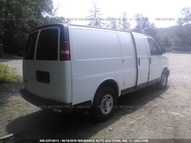 1GCWGFCA7B1125314 - 2011 CHEVROLET EXPRESS G2500  WHITE photo 4