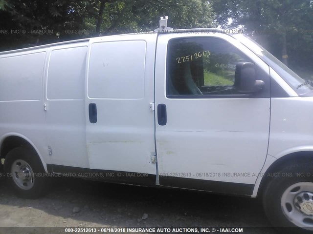 1GCWGFCA7B1125314 - 2011 CHEVROLET EXPRESS G2500  WHITE photo 6