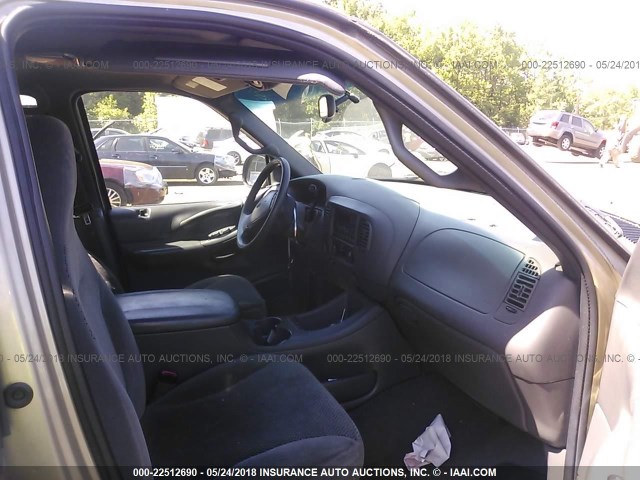 1FMPU16L3YLA75579 - 2000 FORD EXPEDITION XLT ოქროსფერი ფოტო 5