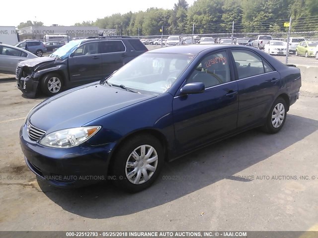 4T1BE30K25U417340 - 2005 TOYOTA CAMRY LE/XLE/SE ლურჯი ფოტო 2