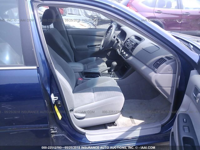 4T1BE30K25U417340 - 2005 TOYOTA CAMRY LE/XLE/SE ლურჯი ფოტო 5