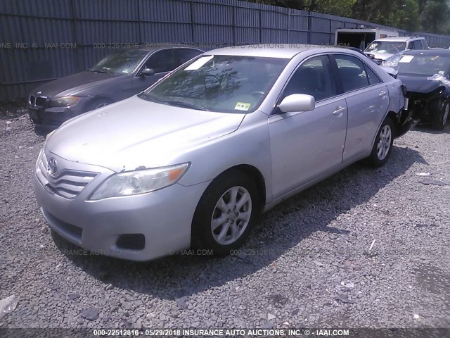 4T1BF3EK0BU119225 - 2011 TOYOTA CAMRY SE/LE/XLE ვერცხლისფერი ფოტო 2
