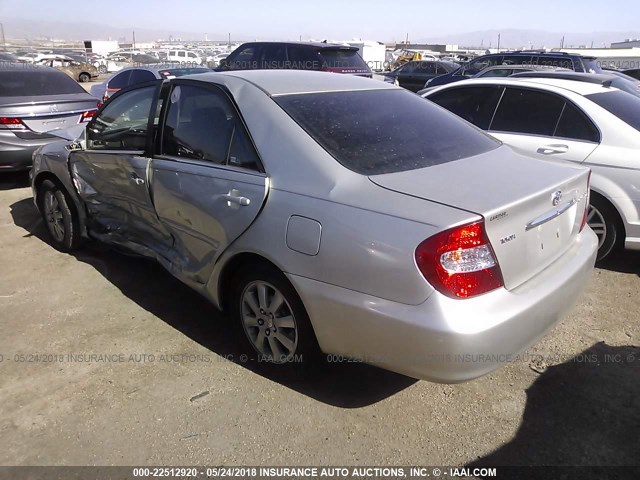 4T1BE32K03U727660 - 2003 TOYOTA CAMRY LE/XLE/SE ვერცხლისფერი ფოტო 3