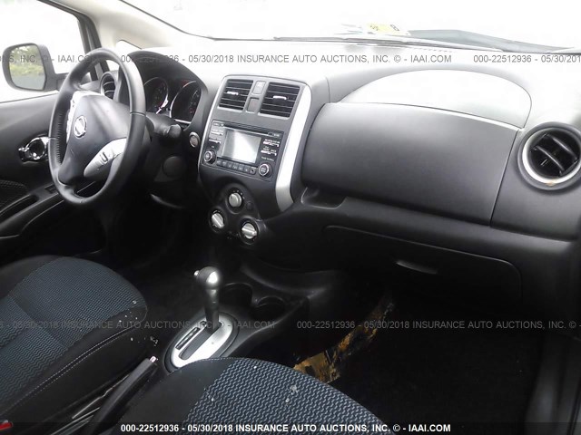 3N1CE2CP4EL436592 - 2014 NISSAN VERSA NOTE S/S PLUS/SV/SL SILVER photo 5
