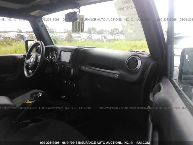 1C4HJWDG1HL594263 - 2017 JEEP WRANGLER UNLIMITE SPORT BLACK photo 5