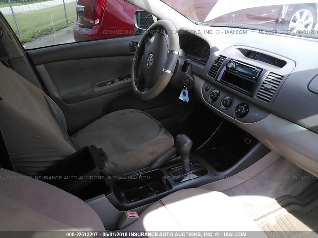 4T1BF32K52U032540 - 2002 TOYOTA CAMRY LE/XLE/SE 金色 照片 5