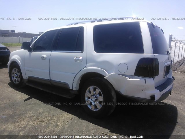 5LMFU28RX3LJ10630 - 2003 LINCOLN NAVIGATOR თეთრი ფოტო 3