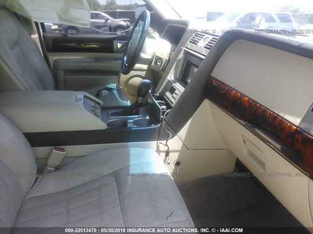 5LMFU28RX3LJ10630 - 2003 LINCOLN NAVIGATOR თეთრი ფოტო 5