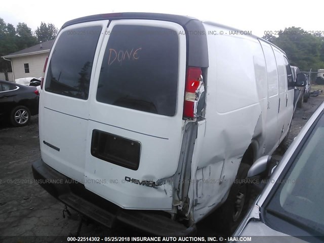 1GCGG25V951152760 - 2005 CHEVROLET EXPRESS G2500  WHITE photo 4