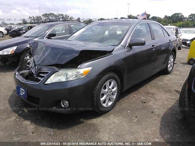 4T1BF3EK5BU655877 - 2011 TOYOTA CAMRY SE/LE/XLE GRAY photo 2