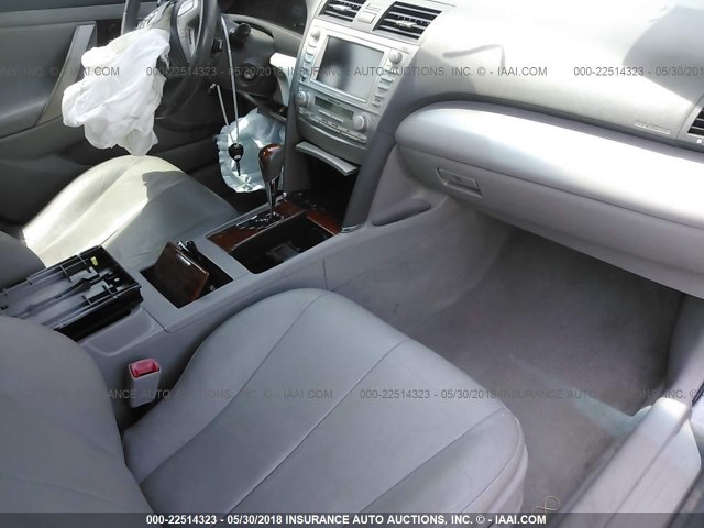 4T1BF3EK5BU655877 - 2011 TOYOTA CAMRY SE/LE/XLE GRAY photo 5