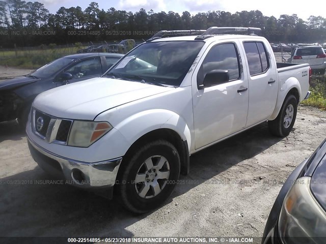 1N6AD07W45C405154 - 2005 NISSAN FRONTIER CREW CAB LE/SE/OFF ROAD WHITE photo 2