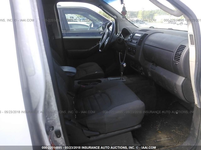 1N6AD07W45C405154 - 2005 NISSAN FRONTIER CREW CAB LE/SE/OFF ROAD WHITE photo 5