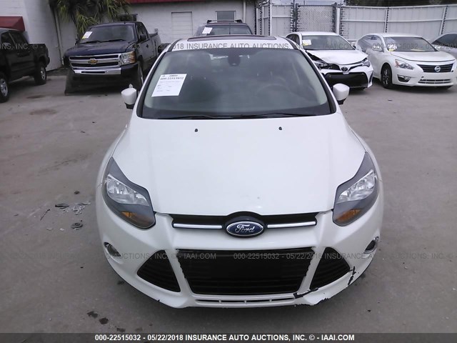 1FAHP3J29CL273544 - 2012 FORD FOCUS TITANIUM WHITE photo 6