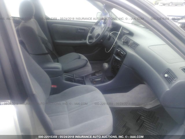 4T1BG22K9YU653540 - 2000 TOYOTA CAMRY CE/LE/XLE SILVER photo 5