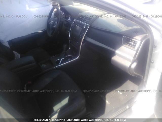 4T1BF1FK7GU239565 - 2016 TOYOTA CAMRY LE/XLE/SE/XSE SILVER photo 5