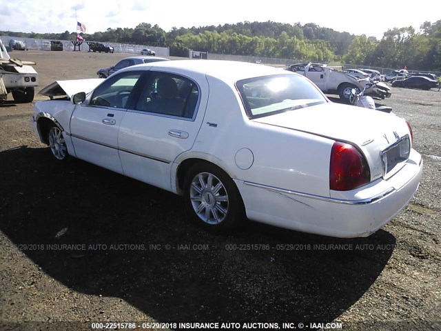 1LNHM82W56Y603104 - 2006 LINCOLN TOWN CAR SIGNATURE LIMITED WHITE photo 3