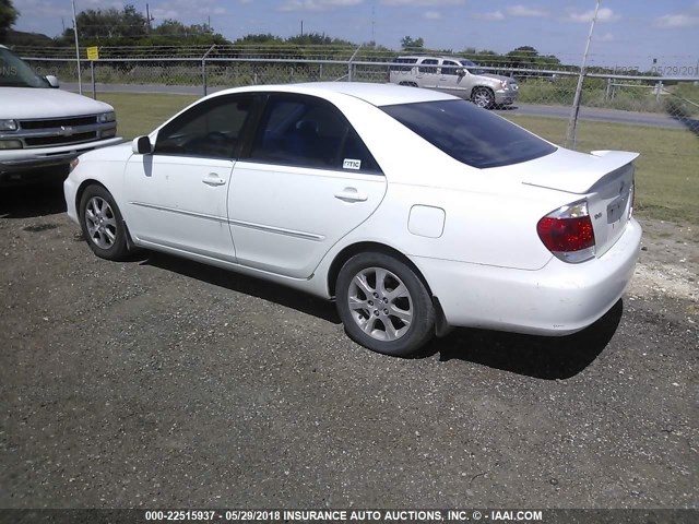4T1BF32KX5U092513 - 2005 TOYOTA CAMRY LE/XLE/SE თეთრი ფოტო 3