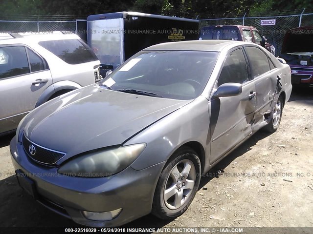 4T1BE32K55U599838 - 2005 TOYOTA CAMRY LE/XLE/SE ნაცრისფერი ფოტო 2