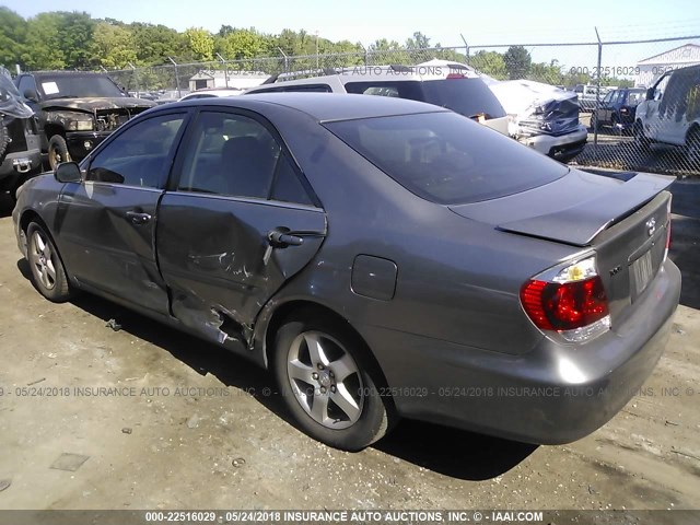 4T1BE32K55U599838 - 2005 TOYOTA CAMRY LE/XLE/SE ნაცრისფერი ფოტო 3