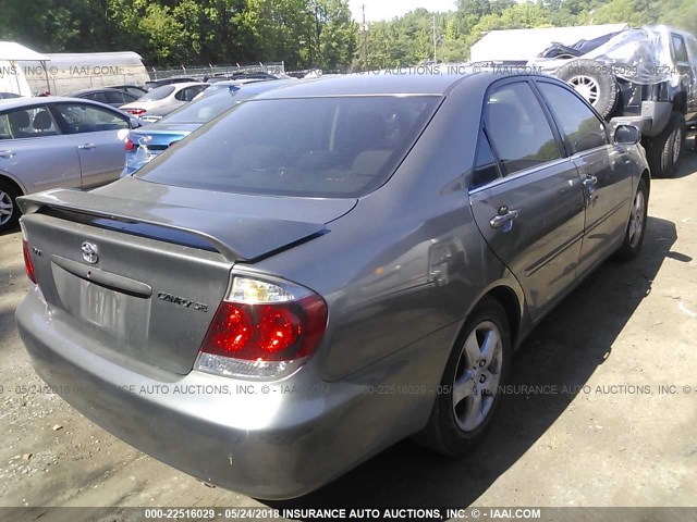 4T1BE32K55U599838 - 2005 TOYOTA CAMRY LE/XLE/SE ნაცრისფერი ფოტო 4