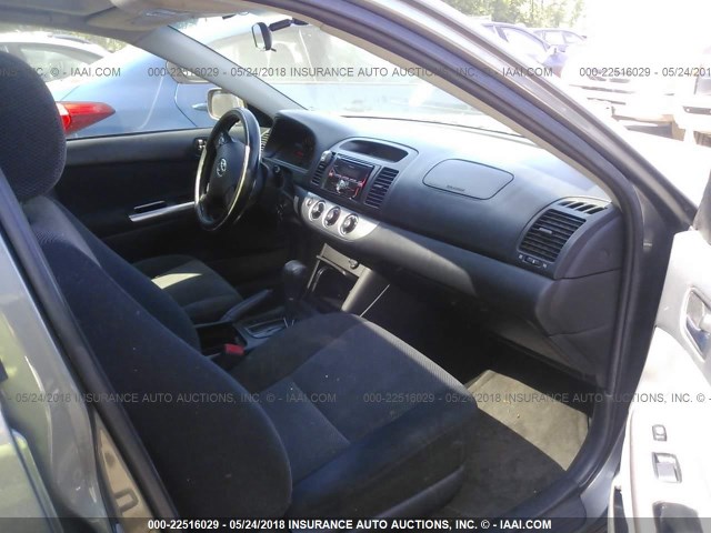 4T1BE32K55U599838 - 2005 TOYOTA CAMRY LE/XLE/SE ნაცრისფერი ფოტო 5