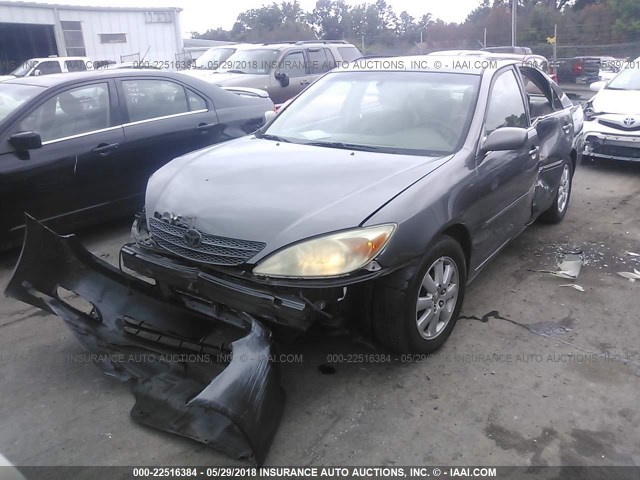 JTDBF30KX20080761 - 2002 TOYOTA CAMRY LE/XLE/SE ნაცრისფერი ფოტო 2
