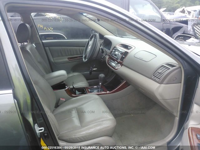 JTDBF30KX20080761 - 2002 TOYOTA CAMRY LE/XLE/SE ნაცრისფერი ფოტო 5