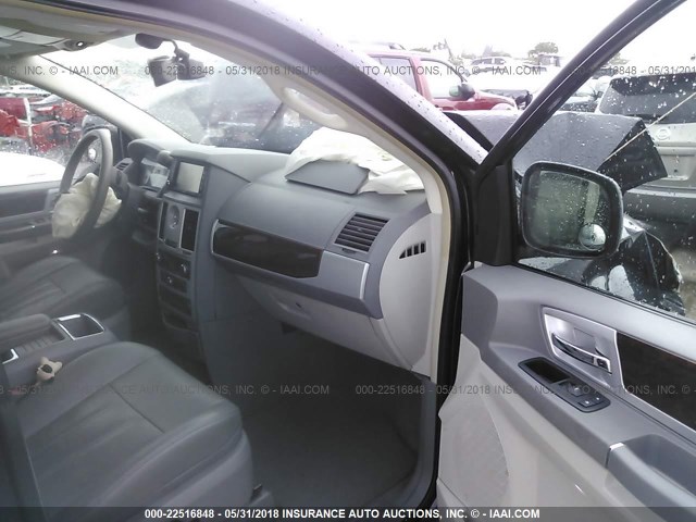 2A4RR5D18AR133894 - 2010 CHRYSLER TOWN & COUNTRY TOURING BEIGE photo 5