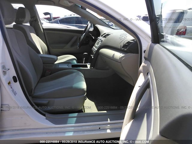 4T4BF3EK4AR008956 - 2010 TOYOTA CAMRY SE/LE/XLE WHITE photo 5