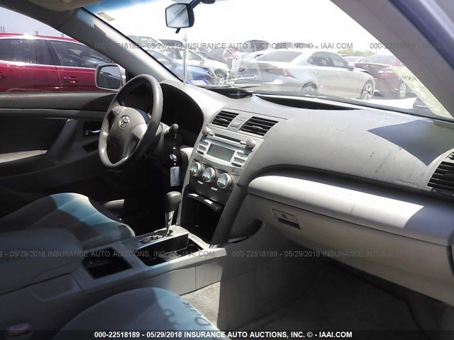 4T1BE46K59U368136 - 2009 TOYOTA CAMRY SE/LE/XLE SILVER photo 5