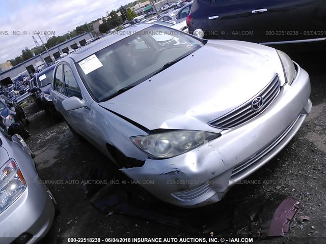 4T1BE30KX5U582293 - 2005 TOYOTA CAMRY LE/XLE/SE ნაცრისფერი ფოტო 1