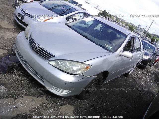 4T1BE30KX5U582293 - 2005 TOYOTA CAMRY LE/XLE/SE ნაცრისფერი ფოტო 2