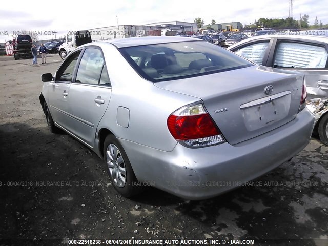 4T1BE30KX5U582293 - 2005 TOYOTA CAMRY LE/XLE/SE ნაცრისფერი ფოტო 3