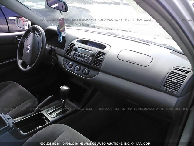 4T1BE30KX5U582293 - 2005 TOYOTA CAMRY LE/XLE/SE ნაცრისფერი ფოტო 5