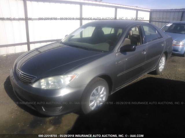 4T1BE32K85U555333 - 2005 TOYOTA CAMRY LE/XLE/SE ყავისფერი ფოტო 2