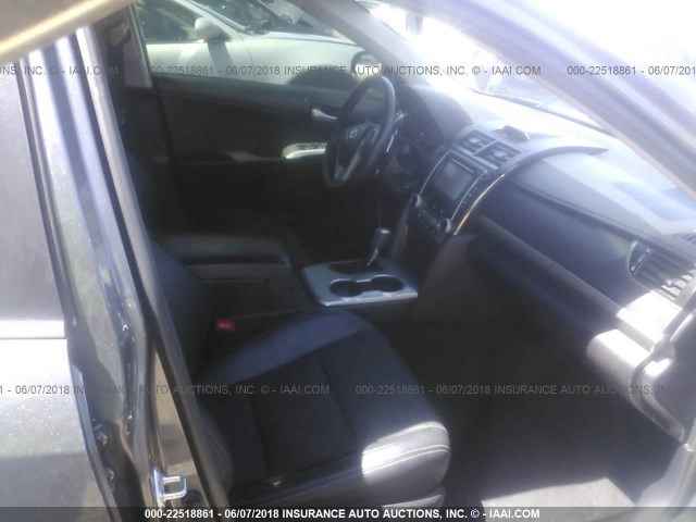 4T1BF1FK0CU610348 - 2012 TOYOTA CAMRY SE/LE/XLE 灰色 照片 5