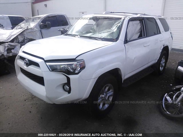 JTEBU5JR6J5487003 - 2018 TOYOTA 4RUNNER SR5 PREM/LTDL/TRAIL/TRD WHITE photo 2