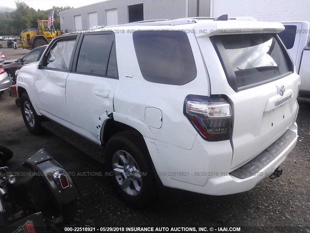 JTEBU5JR6J5487003 - 2018 TOYOTA 4RUNNER SR5 PREM/LTDL/TRAIL/TRD WHITE photo 3