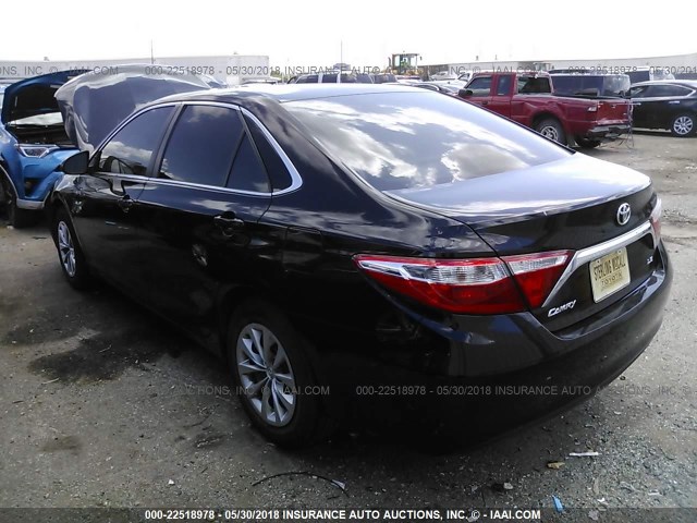 4T4BF1FKXFR514138 - 2015 TOYOTA CAMRY LE/XLE/SE/XSE BLACK photo 3