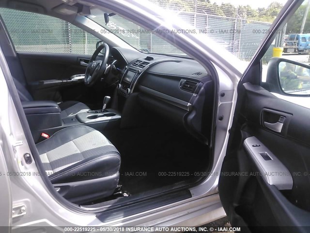 4T1BF1FK4CU117272 - 2012 TOYOTA CAMRY SE/LE/XLE 银色 照片 5